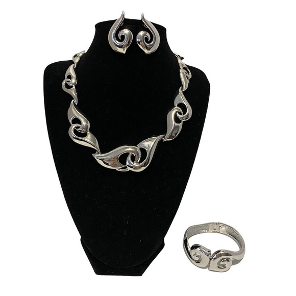 Vintage Trifari Silver Tone Jewelry Set Necklace Bracelet Earrings Signed